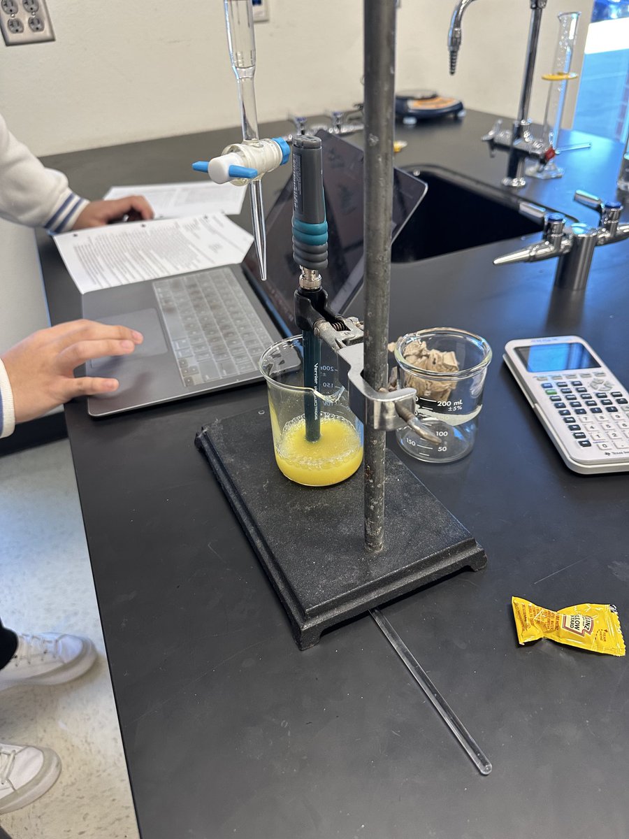AP Chemistry students in Ms.Thompson’s class use wireless probes and titration to determine how much vinegar is in mustard packets. ⁦<a href="/McKinneyNorthHS/">McKinney North HS</a>⁩ #WeAreMcKinney #McKinneyScience #curiouscreativeconnected ⁦<a href="/McKinneyEdFdtn/">McKinney Education Foundation</a>⁩