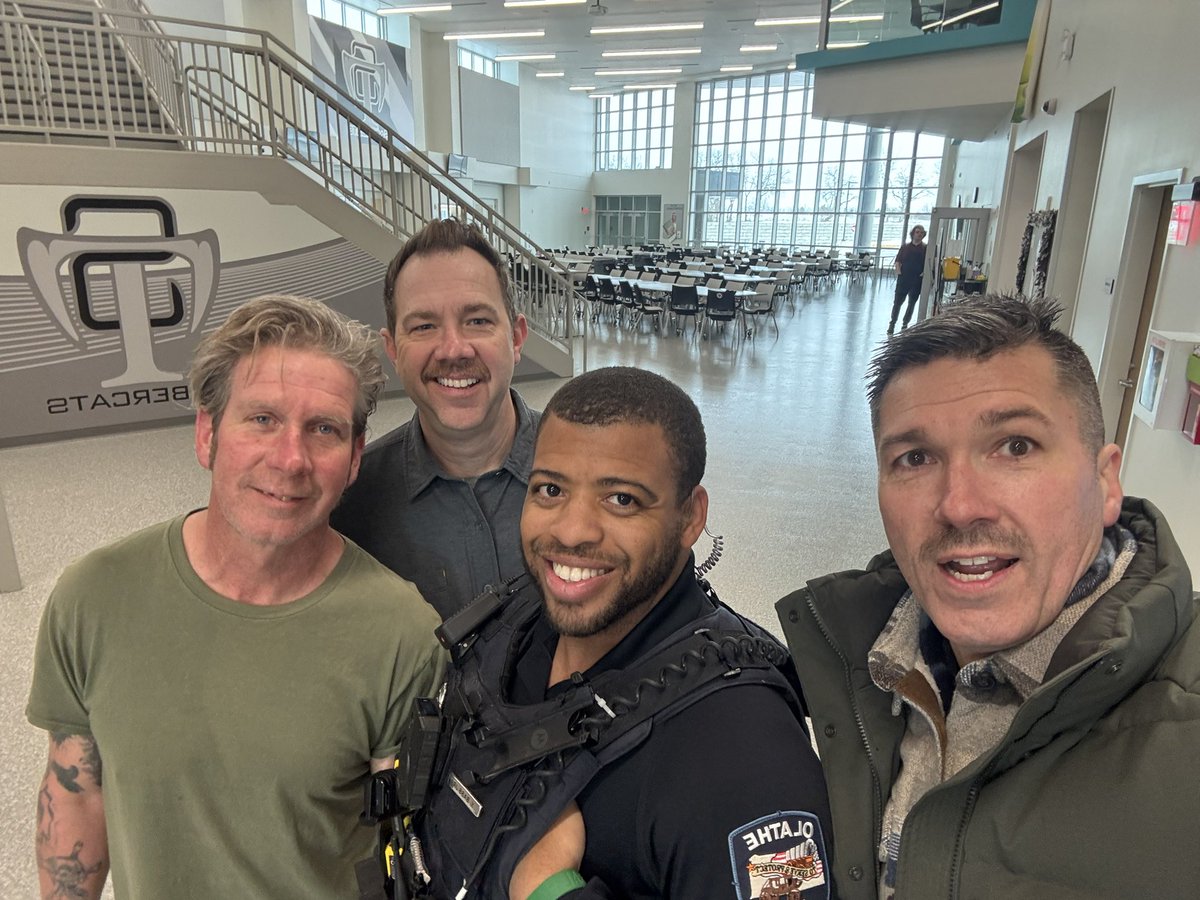 _STMS233's tweet photo. #onegoodthing Kudos to Officer Bass, Mr. Munson and Mr. Yoder for their amazing work clearing all the walks, especially the car loop. Upon arrival ice covered walks were chipped, shoveled and swept clear. @olatheschools @RachelleWaters @SummitTrailAP @_STMS233 @APSummitTrail https://t.co/lmDoFRfxBY