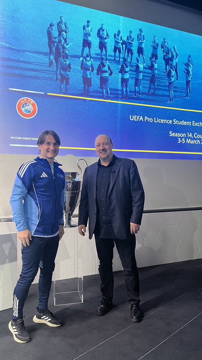 tmrsvrky's tweet photo. UEFA Pro Licence student exchange program with Mr. Rafa Benitez ⚽️ #uefacoach #uefa #uefaprolicence https://t.co/Kuii0lLeTU