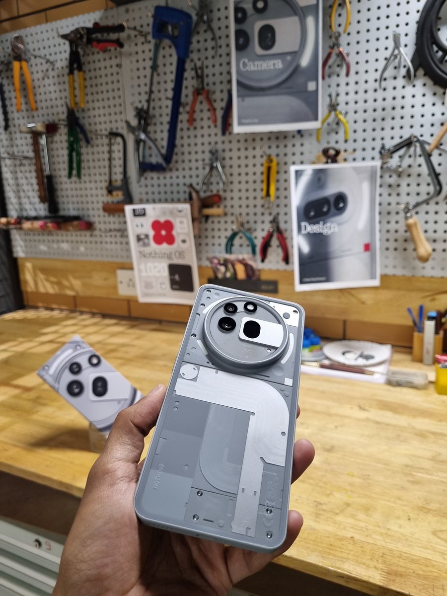 osho_jain's tweet photo. Every industrial designer is going to absolutely love this design 🖤

#nothing phone ( 3a ) pro https://t.co/f3USj4Esv6