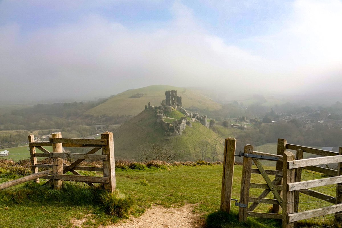 LesleyCashell's tweet image. Corfe castle in the fog this morning @BBCSouthWeather @StormHour @ThePhotoHour @GreenDorset @goDorset @visit_dorset @DorsetMag @lovefordorset @Dorset_NL @dorsetlandscape