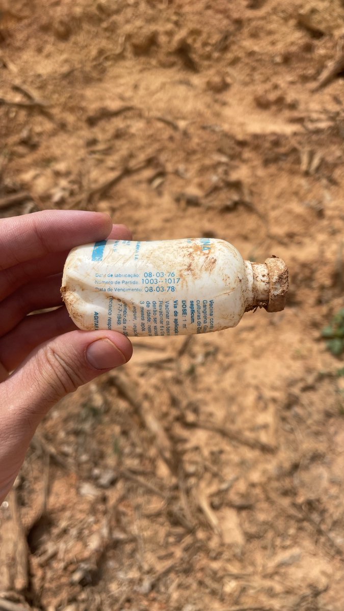 PedroHTunes's tweet photo. Um frasco de plástico de 1976 que achei no mato 

Plástico vai durar muito mais que a humanidade https://t.co/lYNx8J4kRd