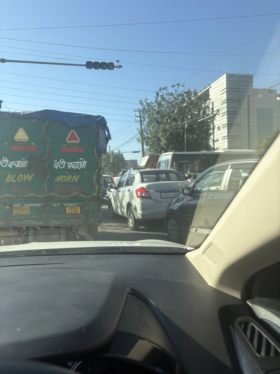 happy0323's tweet photo. Everyday affairs at the crossing lane between gurgaon and manesar industrial area…no one is there to manage the traffic, locals have to manage it…need urgent attention. https://t.co/RcJDnqrlVu