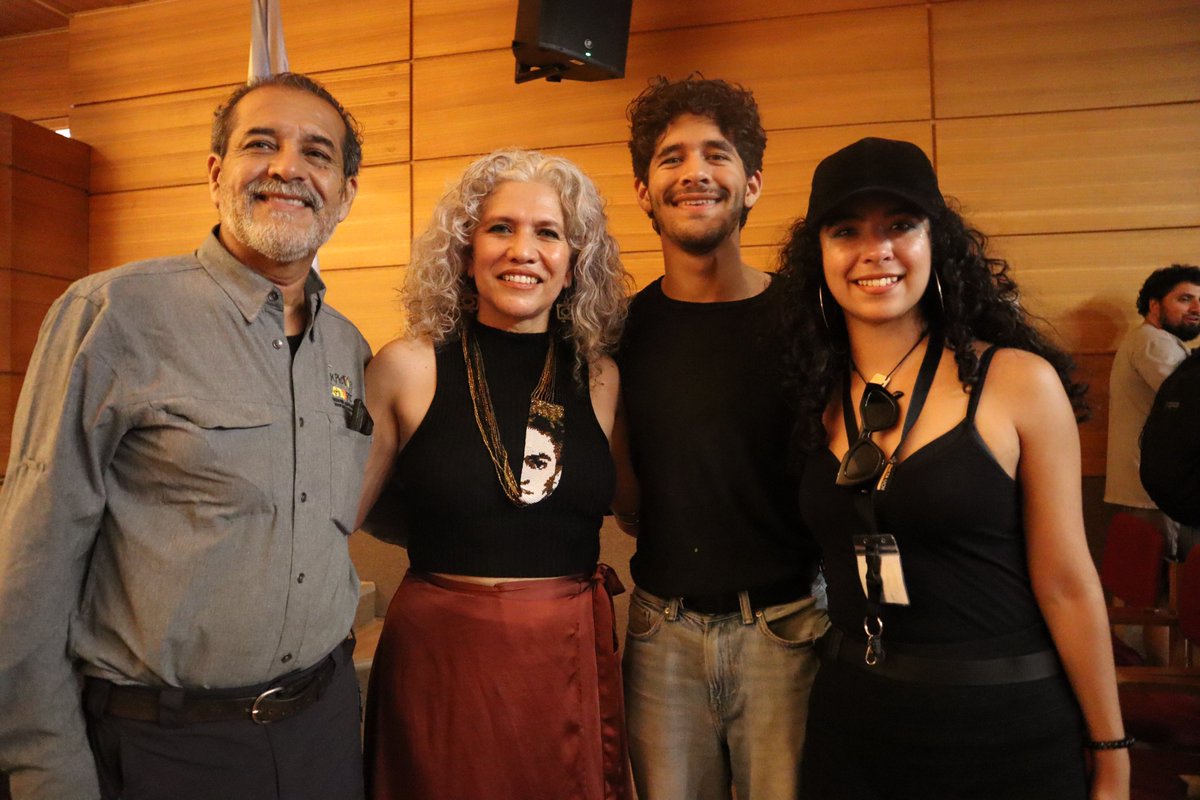 “La Pampa de las Maravillas”
La propuesta de Flavio Vargas establece un diálogo entre los mundos de Alicia y la pampa salitrera, desde la historia de la pampa al mundo que Lewis Carrol, cuya publicación coincide cronológicamente.  #Antofagasta
deltaucn.cl/la-pampa-de-la…