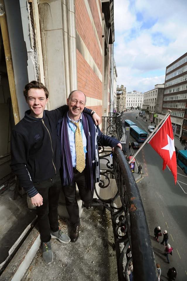 With son Alex on balcony at now closed 30 James Street Home of the #Titanic Hotel #Liverpool. #WhiteStarLine flag gifted by Paul Louden-Brown <a href="/PLB340/">Paul Louden-Brown</a> #Titanic Historical Soc chair. See blog elsonshippinglines.com/closure-of-30-… #Ismay