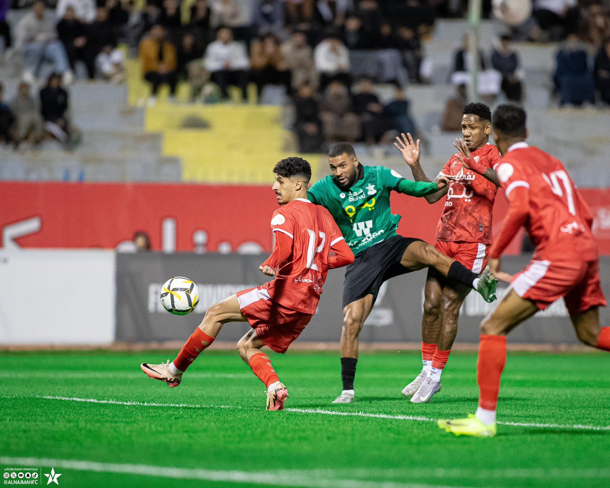 #مسابقة_النجمة_الرمضانية 🌙 

أجب على السؤال التالي وأربح تيشيرت موقع من اللاعب سيلا سو 💚.

في أي جزء ارتطمت الكرة باللاعب رقم 12؟

الشروط:
• الإجابة على السؤال .
• متابعة الحساب الرسمي لنادي💚. 
• عمل رتويت للمنشور.
• متابعة حساب متجر النادي
 <a href="/alnajmahstore/">متجر نادي النجمة السعودي</a> 💚.