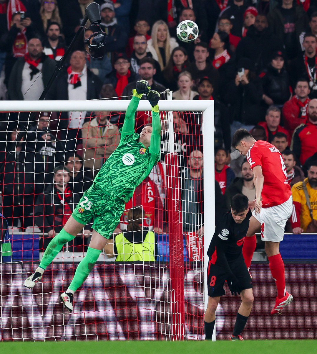Actufoot_stats's tweet photo. Sczesny (34 ans) contre le Benfica :
8 arrêts (5 dans la surface de réparation)
0,92 buts évités
0 but encaissé.
Monstre 🧌 #BENFCB https://t.co/4YLlxw21y7