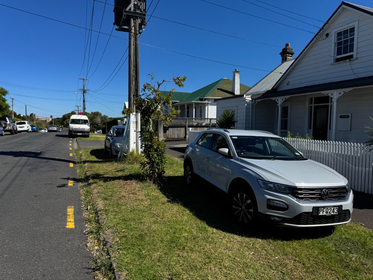 Eediot's tweet photo. @AklTransport could we please have some parking enforcement to 3 Ethel St, Sandringham. ‘No parking off road’ area. Happening now (and at the other end of the street too). Ngā mihi nui. https://t.co/9fjlMCm0h6