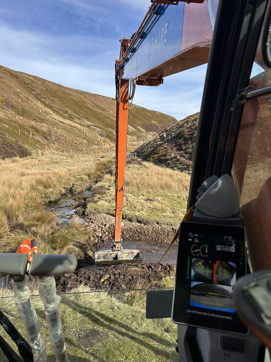 Something a bit different today, on a hired in Hitatchi ZX130 Long reach, lifting in stone bags and cleaning out a bit of a river to get it to flow properly again then tidying up the bank sides on Snake Pass #hitatchi #Noproblem #planthire @hitachi_uk
