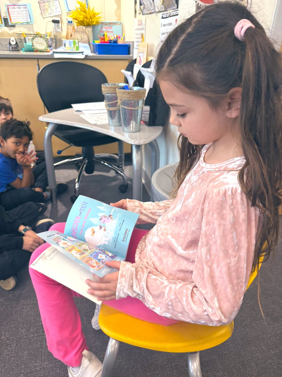 Oh happy day! The sweetest mystery reader returned to her first grade classroom to share her love of reading to my current class ❤️🫶 BRAVO!!! 👏🏼👏🏼👏🏼👏🏼👏🏼