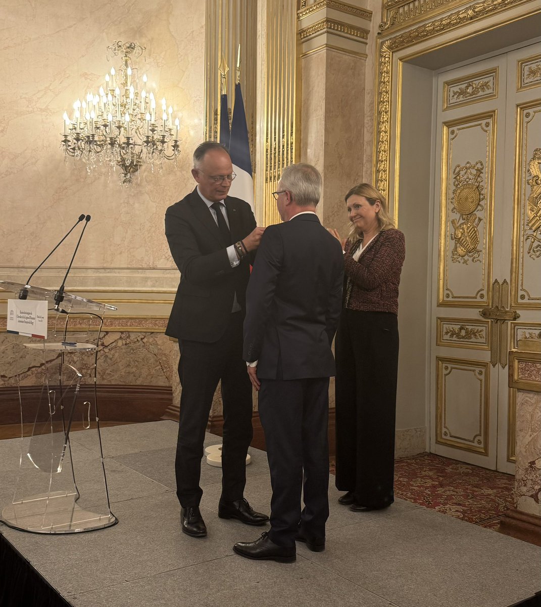 Wilfrid PAILHES (@wilfridpailhes) on Twitter photo 🎖️<a href="/EPhilippe_LH/">Edouard Philippe</a> décore <a href="/FdeRugy/">François de Rugy</a> des insignes de chevalier de la légion d honneur avec <a href="/YaelBRAUNPIVET/">Yaël Braun-Pivet</a> 🇫🇷<a href="/AssembleeNat/">Assemblée nationale</a> 🎖️<a href="/EPhilippe_LH/">Edouard Philippe</a> décore <a href="/FdeRugy/">François de Rugy</a> des insignes de chevalier de la légion d honneur avec <a href="/YaelBRAUNPIVET/">Yaël Braun-Pivet</a> 🇫🇷<a href="/AssembleeNat/">Assemblée nationale</a>