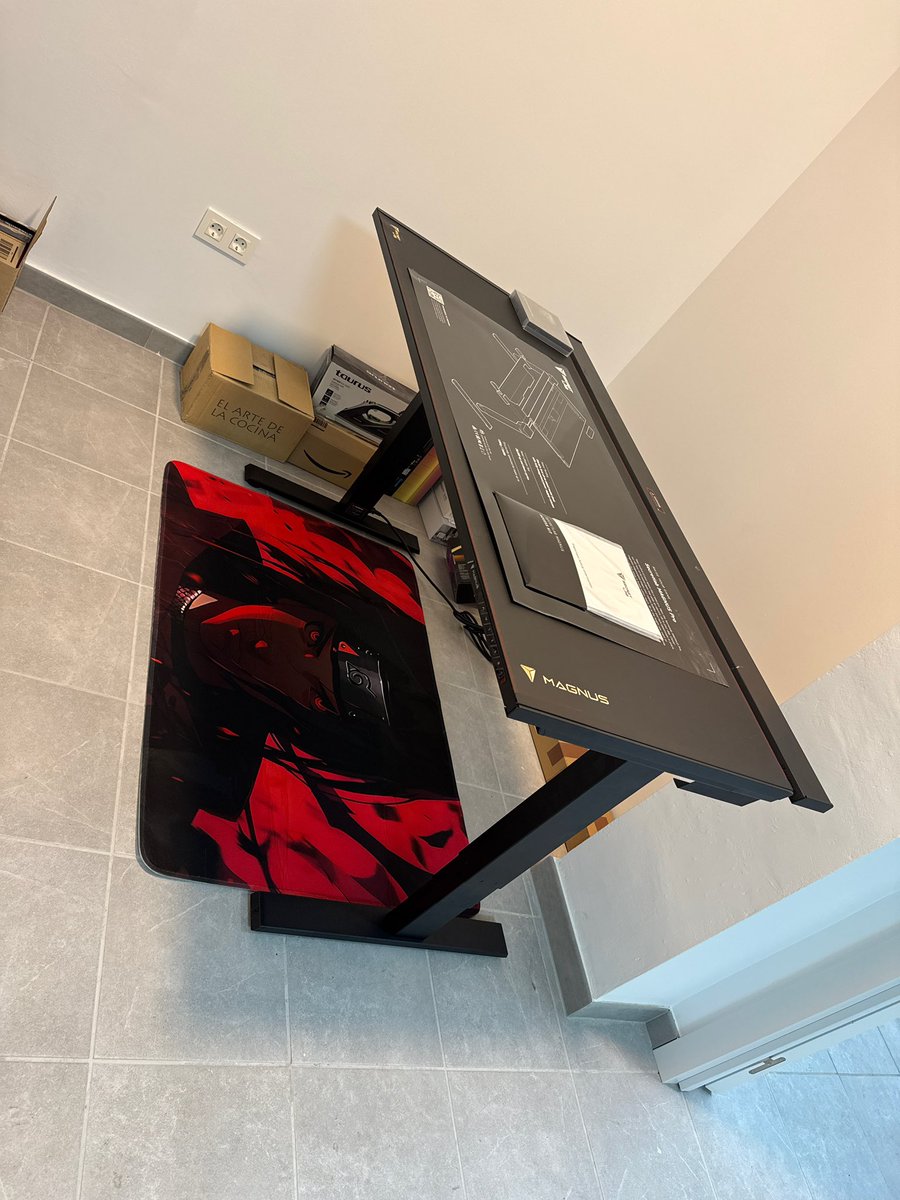 Por fin montada me cago en los muertos. Si quieres ver sufrir a un hombre déjale montar una <a href="/secretlabchairs/">Secretlab</a> Magnus Pro Desk él solo.