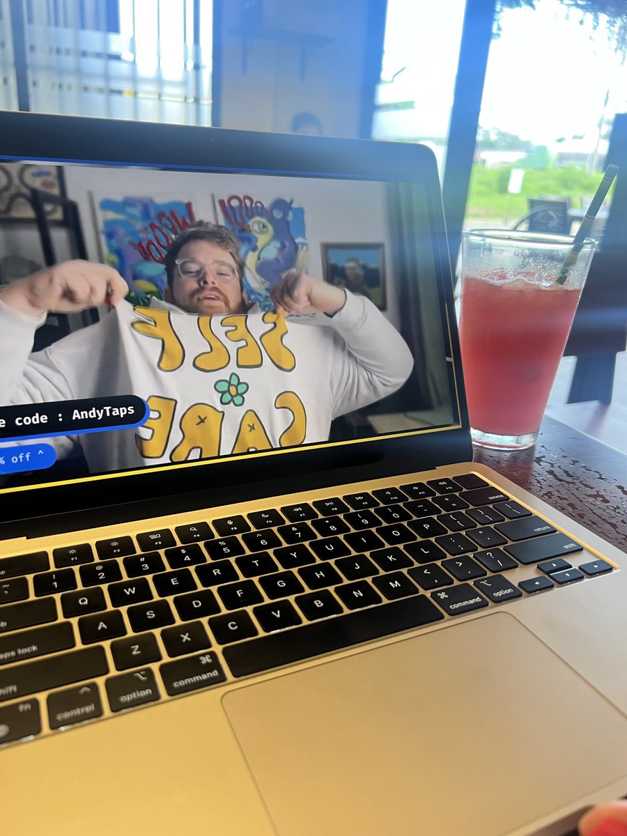 In a remote cafe in Costa Rica watching <a href="/AndyRewNFT/">Andy | (!FF)</a> ‘s stream 🫶🏻 !FF