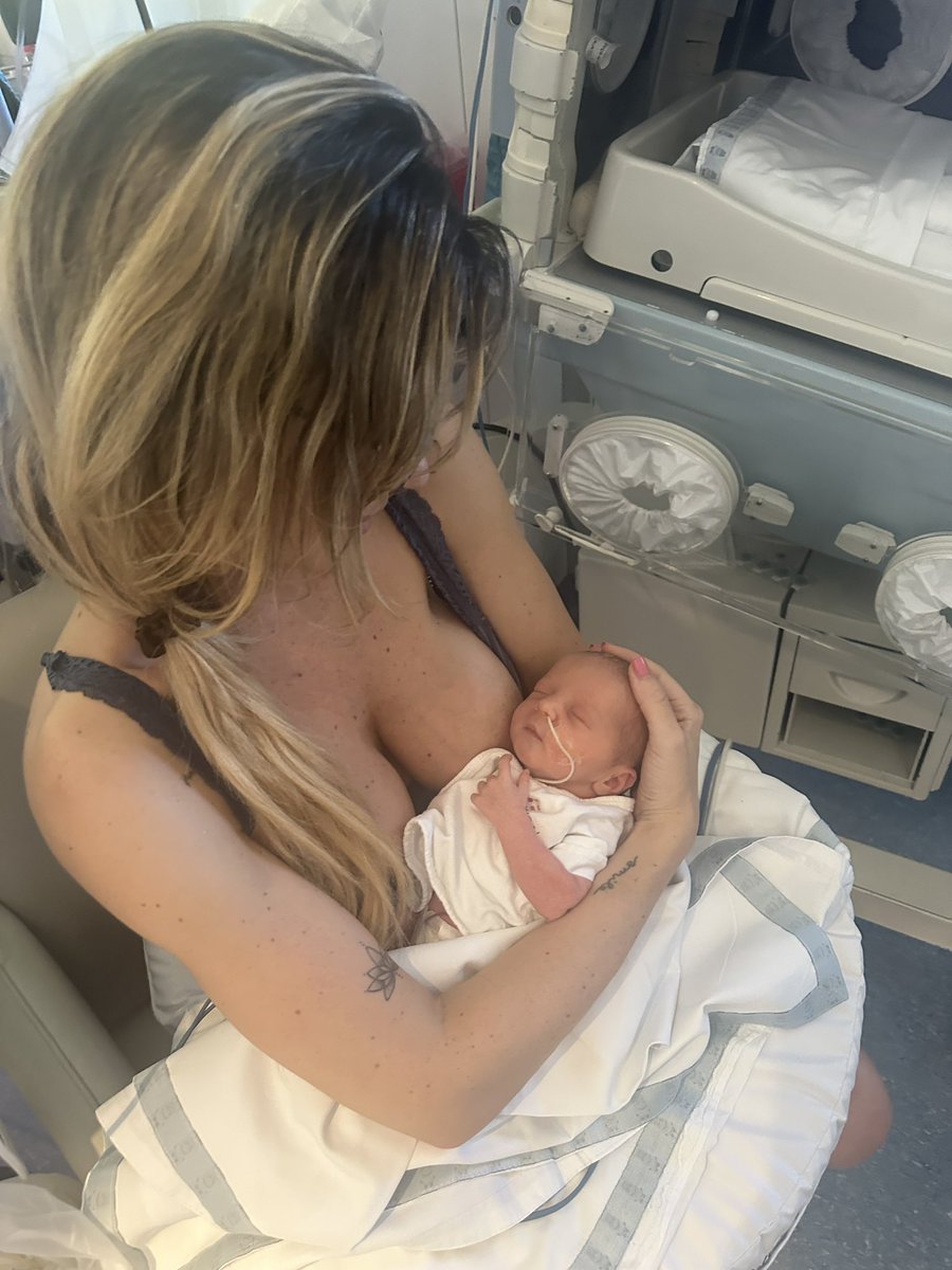 La vida y sus inexplicables. Mi viejo con la quimio, al mismo tiempo que yo recibiendo a Sofi y Mía. 
Podría haber sido otro lugar, otro día, pero dios quiso que coincidamos y conozca a sus nietas antes de entrar al tratamiento. 
Disfrutemos cada día, sin pensar en el ayer ni en