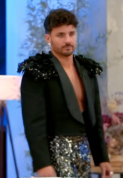 Manuel en el reencuentro parece que va a ir a Eurovisión a cantar 'Made in Spain' con la Década Prodigiosa... #LaIslaDeLasTentaciones15