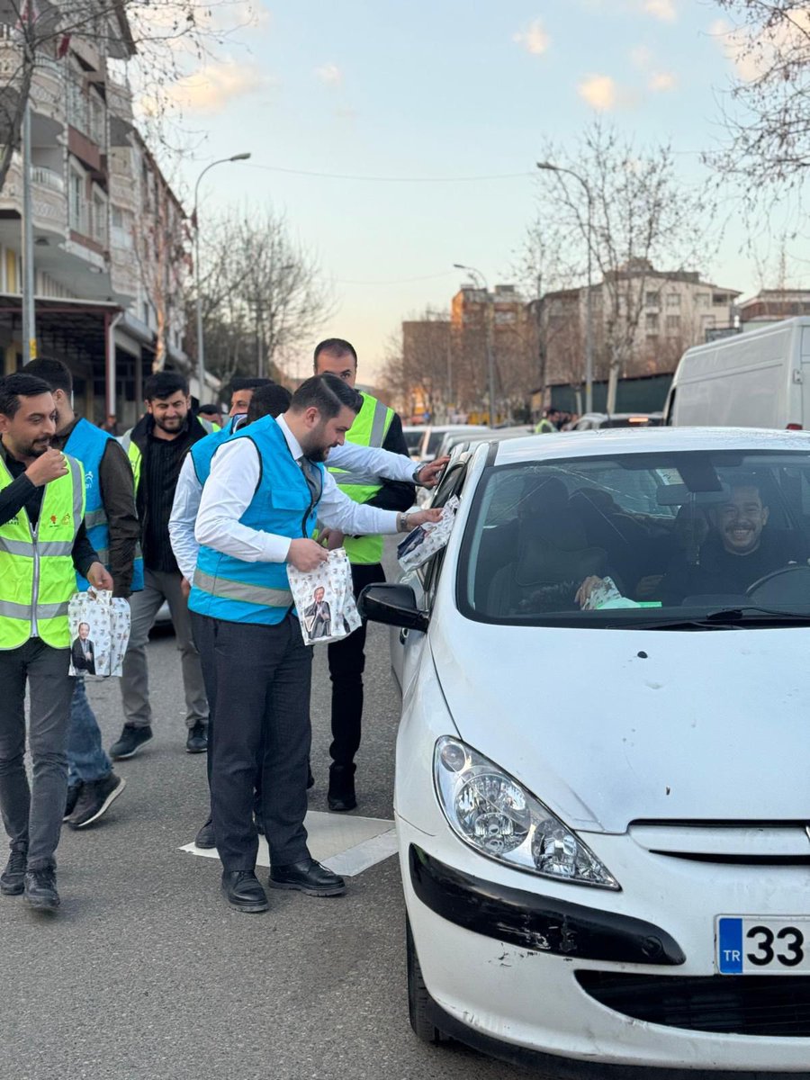 “Şanlıurfa AK Parti İl Gençlik Kolları Başkanımız Furkan Küçük ile birlikte ‘İftara Beş Kala’ programımız kapsamında halkımıza hizmet etmenin mutluluğunu yaşadık. Ramazan’ın bereketini ve paylaşmanın güzelliğini hep birlikte hissettik. Destek veren herkese teşekkür ederiz.”