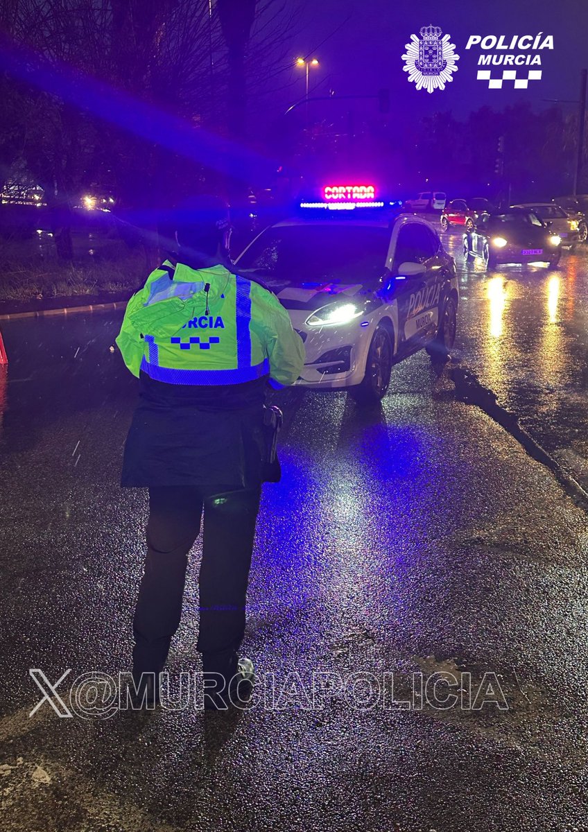 ⚠️ Atención:
 Debido a las fuertes lluvias, el tráfico está cortado en la rotonda de Los Cubos en dirección a Juan Carlos I. 🚧 🚗 #Precaución #Tráfico #Lluvias