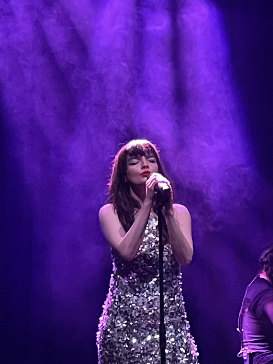 sabuesomelomano's tweet image. Más de 10 años siendo fan de @CHVRCHES y ahora tocó ver a la queen @laurenevemay solita. Oficialmente la artista que más veces he visto en vivo. Y las que faltan.