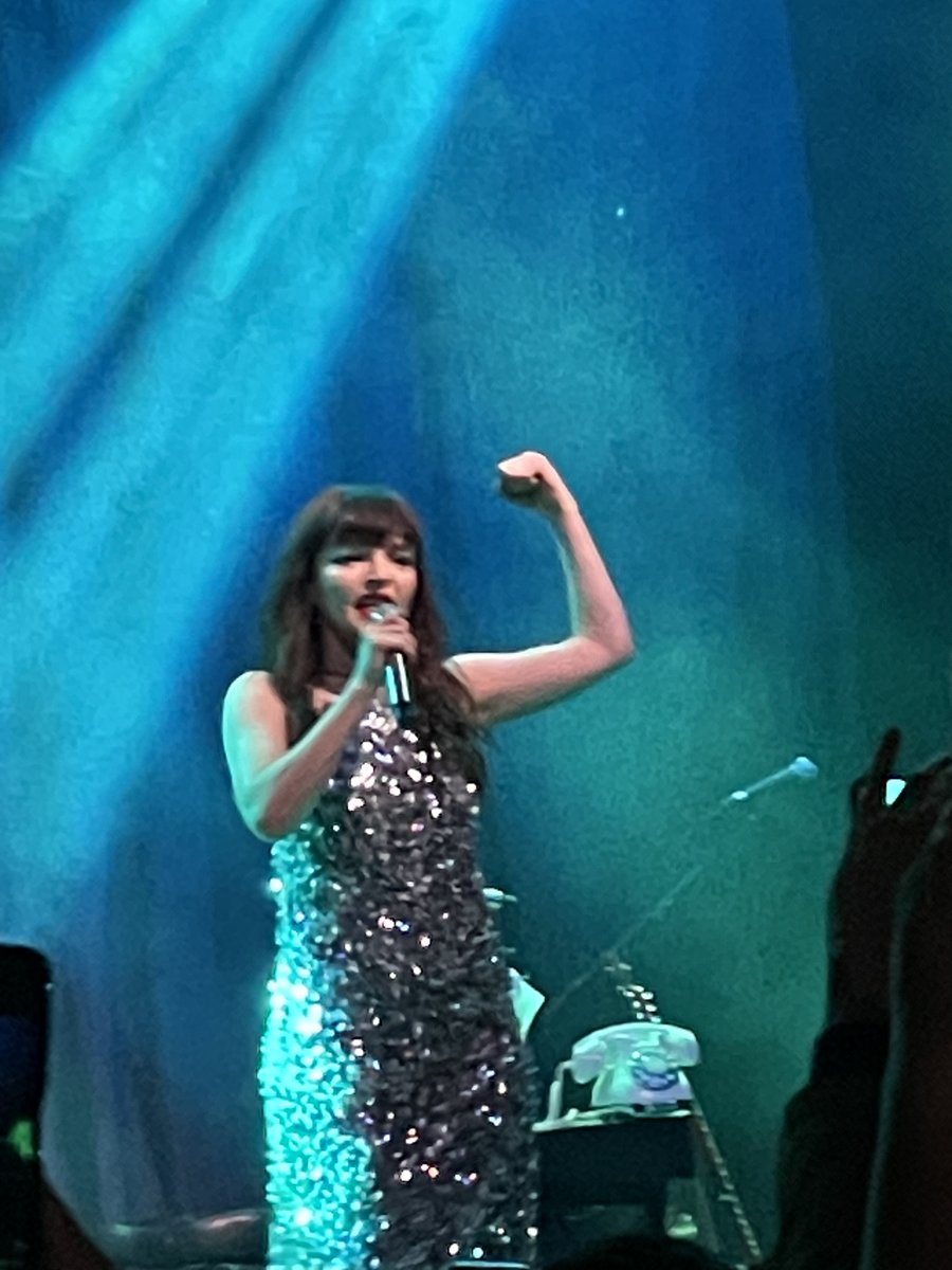 sabuesomelomano's tweet image. Más de 10 años siendo fan de @CHVRCHES y ahora tocó ver a la queen @laurenevemay solita. Oficialmente la artista que más veces he visto en vivo. Y las que faltan.