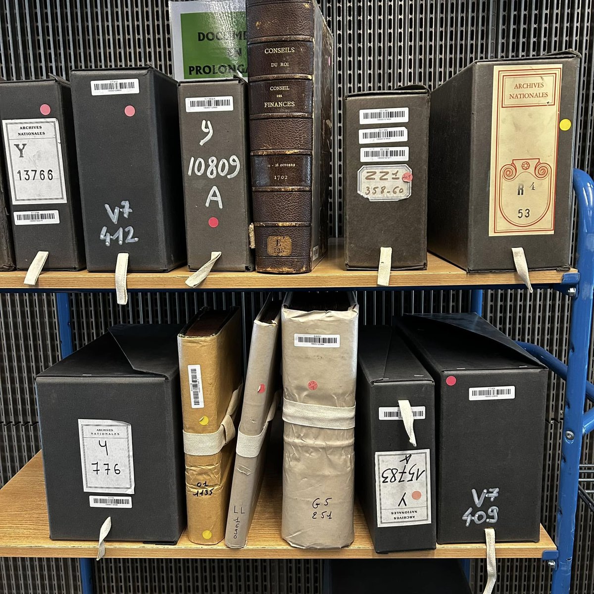 gwolf's tweet image. Recherches dans le silence agréable de la salle de lecture du #Caran aux @ArchivesnatFr #genealogie #genealogistefamilialprofessionnel