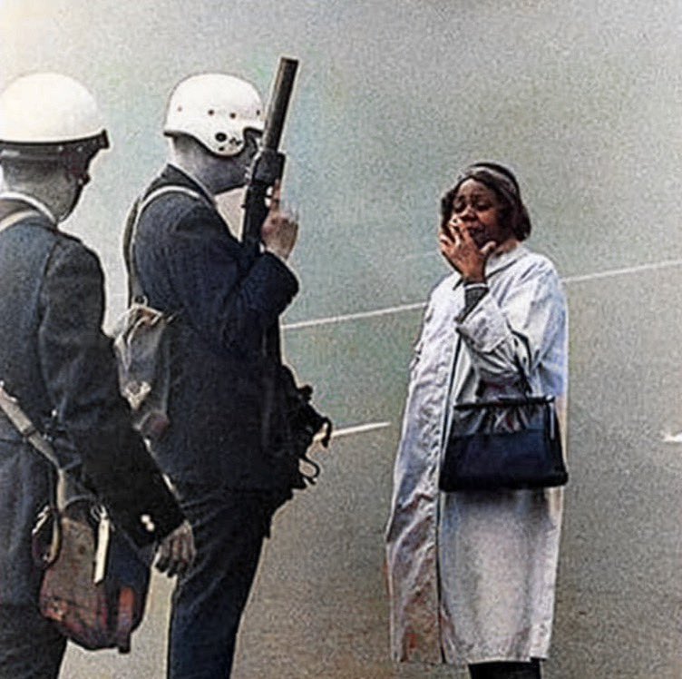 AfricanArchives's tweet image. Louisa Jenkins smoking a cigarette as the police try to question her at a protest in 1957.⁣ #WomensHistoryMonth 

—Louise Jenkins Meriwether, a novelist, essayist, journalist and social activist, was the only daughter of Marion Lloyd Jenkins and his wife, Julia.  Meriwether was…