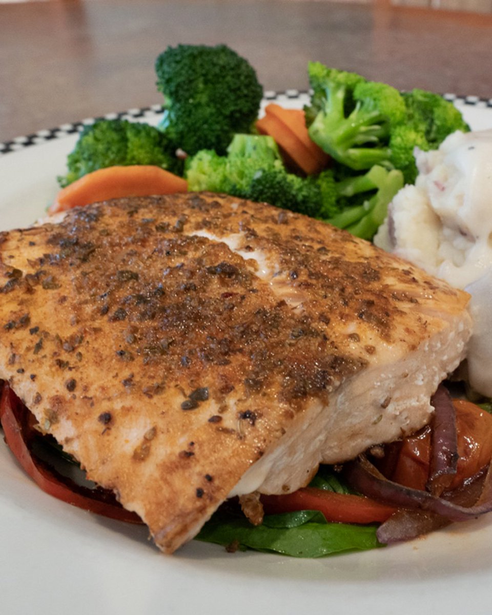 🐟 No need to fish for dinner plans… we’ve got you covered. 🎣
This perfectly seasoned salmon is swimming onto plates with all the right flavors. 🍽️💛

🐻 Tag your seafood-loving crew &amp; reel them in to join you. 👇

🐟: <a href="/tridentseafoods/">Trident Seafoods</a> 

#CatchOfTheDay