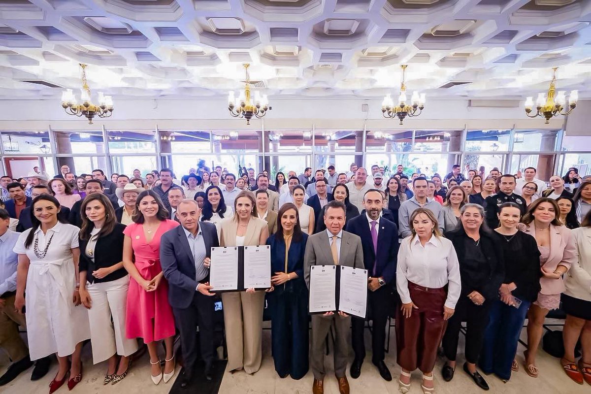 cicej_'s tweet photo. Estuvimos presentes en la Firma del acuerdo estatal por la igualdad sustantiva 2025-2030 en Casa Jalisco, donde el Gobernador @PabloLemusN y la Lic. @FabiolaLoya_ , titular de la Secretaría de igualdad Sustantiva entre Mujeres y Hombres de Jalisco (@IgualdadJalisco) nos presentaron una estrategia para garantizar una sociedad en Jalisco más justa y equitativa.