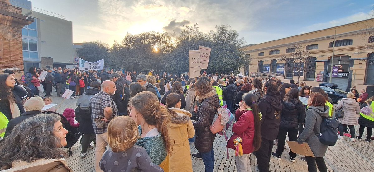 Avui a #Terrassa i gràcies a la <a href="/Pepeta_Terrassa/">Pepeta</a> , centenars I centenars de persones han dit clarament que NO DEIXARAN QUE ES TANQUI CAP LÍNIA I QUE NI UN PAS ENRERE X LA DIGNITAT DE L'ESCOLA PÚBLICA <a href="/ajterrassa/">Ajuntament de Terrassa</a> <a href="/CanalTerrassa/">Canal Terrassa</a> <a href="/diariterrassa/">diarideterrassa</a> <a href="/MonTerrassa/">Món Terrassa</a> <a href="/jordi_ballart/">Jordi Ballart Pastor</a> <a href="/gencat/">Generalitat de Catalunya</a>