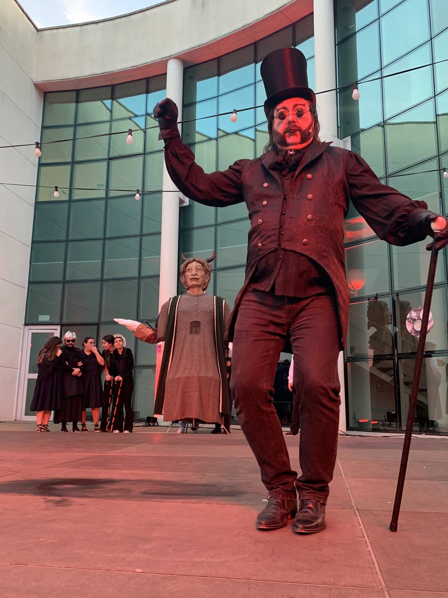 InfoRipollet's tweet photo. 🎉 Ripollet posa punt i final al Carnaval amb la tradicional despenjada del Cabraboc. L'acte ha comptat amb el Xarlatà i les actuacions de la tabalada de @DiablesRipollet i els balls de @GRipollet . https://t.co/ZIhKkoE7jG