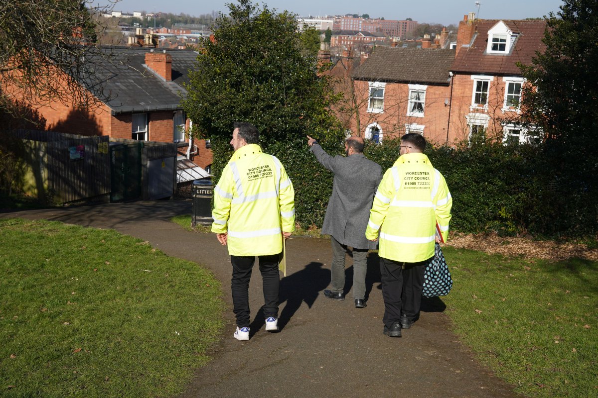 🚨 Dog Fouling Enforcement Week 🚨
Today, Worcester City Council’s Deputy Leader, Jabba Riaz, joined City Council staff for a focused effort to tackle dog fouling. 
📢 If you see dog fouling or someone leaving their dog’s mess.
Tell us here 👉worcester.gov.uk/report-it