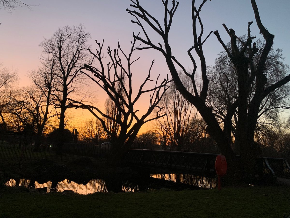A walk through Clissold Park tonight, as the bell rang #StokeNewington