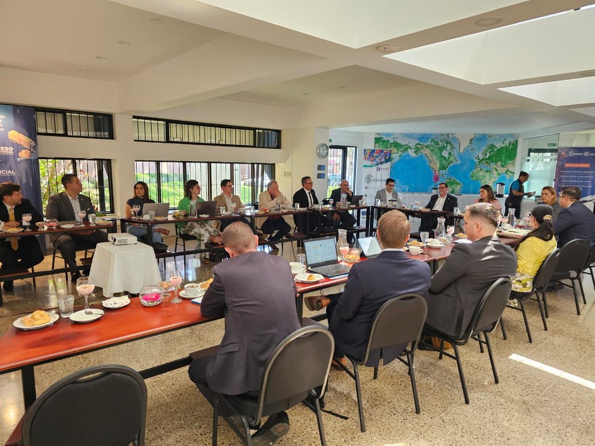RSalazar91623's tweet image. El viernes en @CrecexImport recibimos a Laura López, Gerente General de @Procomer_CR, para seguir fortaleciendo lazos estratégicos y potenciar el comercio exterior costarricense. 

#CRECEX #PROCOMER #ComercioExterior #FortaleciendoEmpresas