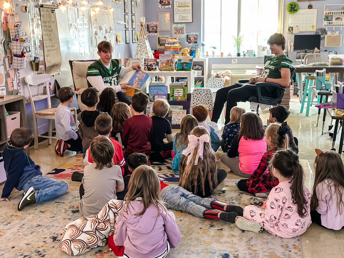 10 players went to Lakeview Elementary today to be apart of Read Across America and read to our Elementary school kids in our area. 

Thank you for the staff and administrators at Lakeview who welcomed us in to read.