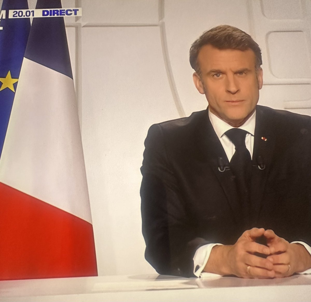 f_philippot's tweet image. #Macron20h : il surdramatise pour préparer les Français à un très sale truc ! ⤵️

« La menace russe est là »
« Nous entrons dans une nouvelle ère »
« Une agressivité qui ne connaît pas de frontières »
Il reprend même la fake news du complot russe en Roumanie !
➡️ Grosse ficelle…