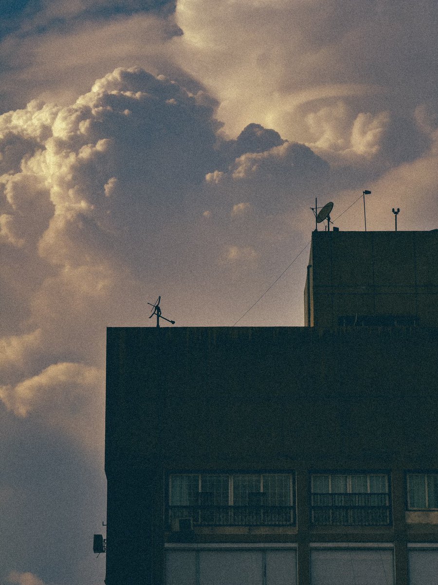 السما النهاردة كنت تحس ان فيه قنبلة نووية انفجرت فى مدينة نصر