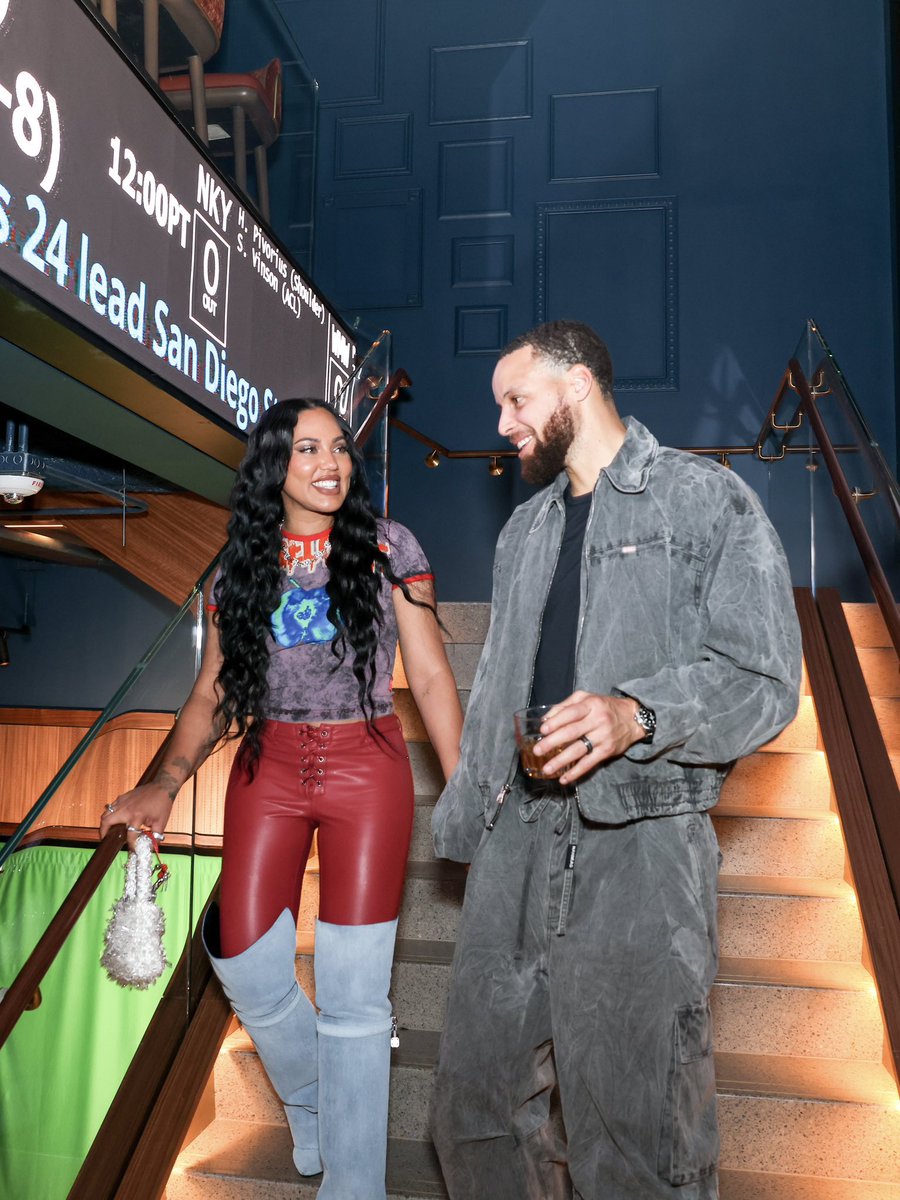 mediaoneuniv's tweet photo. Stephen Curry a pris place derrière le bar pour servir son cocktail préféré à ses proches lors d’une nuit mémorable au #ClubThirty. 🥃 #GCFounder https://t.co/iSFJ6Sp69e