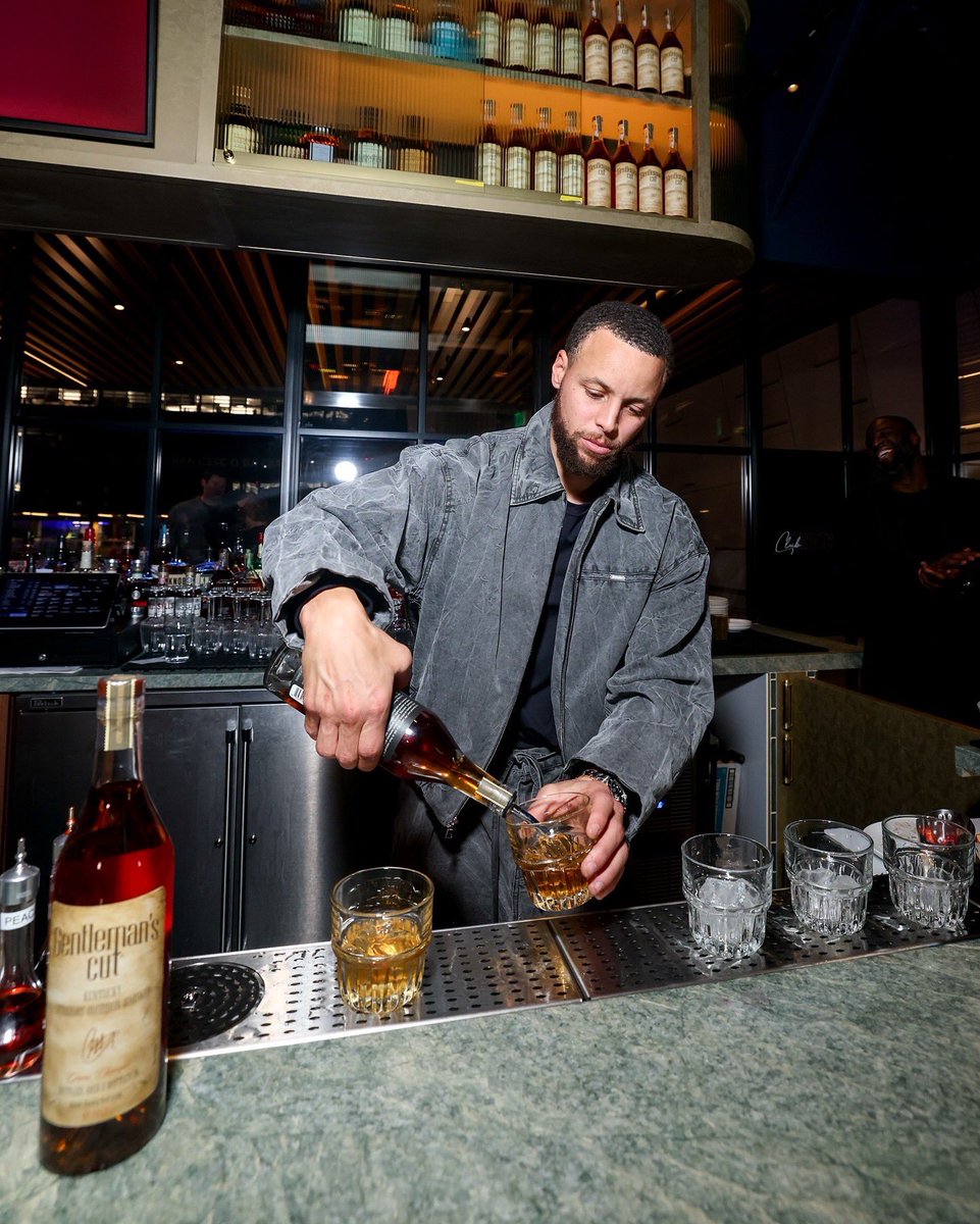mediaoneuniv's tweet photo. Stephen Curry a pris place derrière le bar pour servir son cocktail préféré à ses proches lors d’une nuit mémorable au #ClubThirty. 🥃 #GCFounder https://t.co/iSFJ6Sp69e
