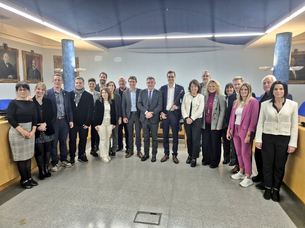 Junts per Catalunya Girona-Vegueria 🎗 (@juntsgirona) on Twitter photo 📷 <a href="/AgustiArbos/">Agustí Arbós</a>, escollit nou alcalde d'Olot. L'acompanyen el president de la <a href="/DiputacioGirona/">Diputació de Girona</a>, Miquel Noguer, els diputats <a href="/jordi_camps/">Jordi Camps Vicente</a>, <a href="/NataliaFigueras/">Natalia Figueras</a>, <a href="/PeiroVanessa/">Vanessa Peiró Royán</a>, <a href="/MiriamLanero/">Míriam Lanero Carrillo</a> i <a href="/IMMAMUDI/">IMMA MUÑOZ</a>, els diputats del Parlament <a href="/vadorverges/">Salvador Vergés i… Tejero!</a> i <a href="/mangelsplanas/">M.Àngels Planas</a>, i alcaldes i regidors. 📷 <a href="/AgustiArbos/">Agustí Arbós</a>, escollit nou alcalde d'Olot. L'acompanyen el president de la <a href="/DiputacioGirona/">Diputació de Girona</a>, Miquel Noguer, els diputats <a href="/jordi_camps/">Jordi Camps Vicente</a>, <a href="/NataliaFigueras/">Natalia Figueras</a>, <a href="/PeiroVanessa/">Vanessa Peiró Royán</a>, <a href="/MiriamLanero/">Míriam Lanero Carrillo</a> i <a href="/IMMAMUDI/">IMMA MUÑOZ</a>, els diputats del Parlament <a href="/vadorverges/">Salvador Vergés i… Tejero!</a> i <a href="/mangelsplanas/">M.Àngels Planas</a>, i alcaldes i regidors.