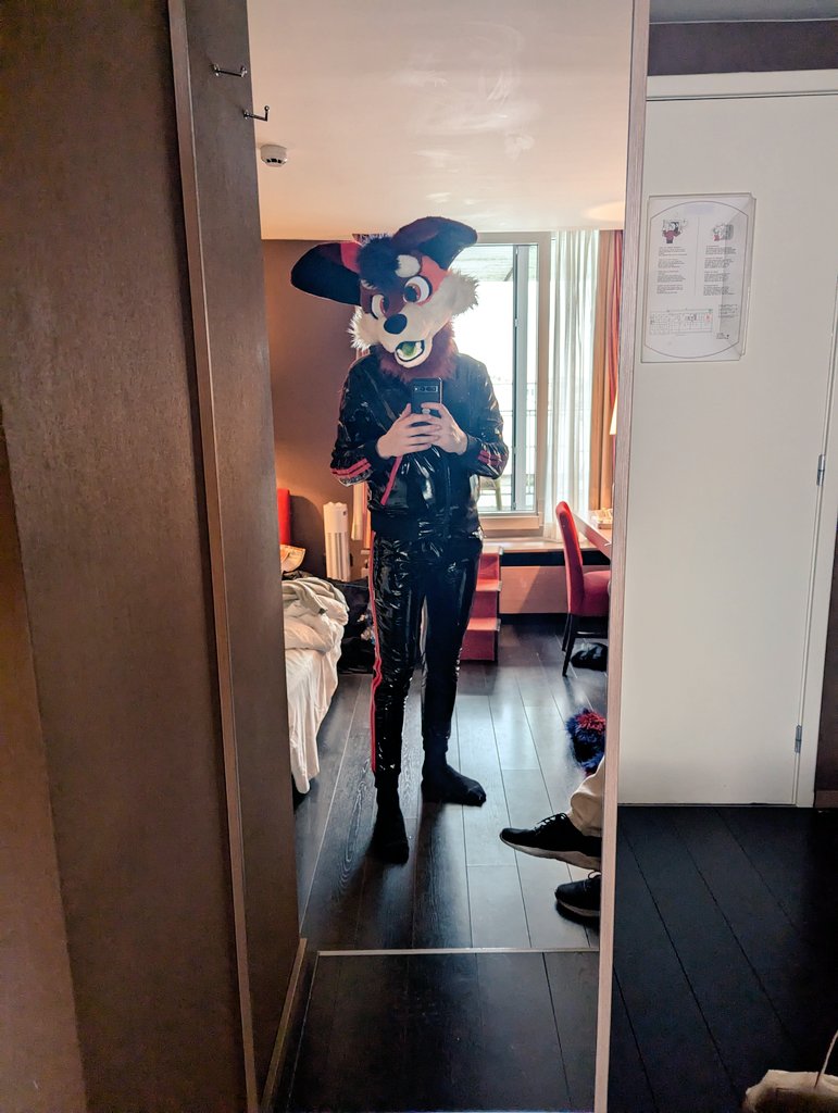 Got a couple new outfits from darklands gear market... Wasn't 100% sure if it suits me, let me know what you all think x3