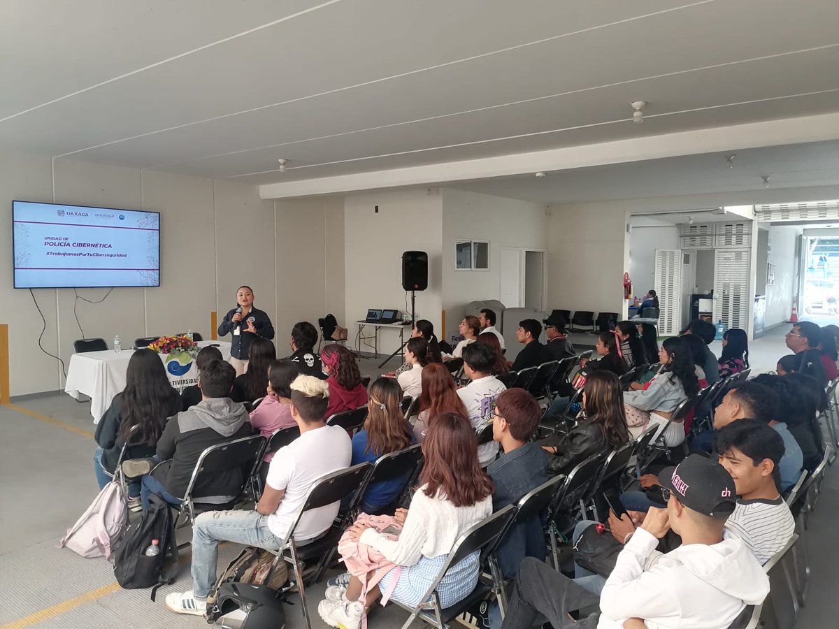 🌐 La <a href="/SSPC_GobOax/">SSPC Oaxaca</a>, a través del @C4Oaxaca y en colaboración con la SEP #Oaxaca, promueve la seguridad de la información entre estudiantes de derecho e idiomas de la Multiversidad Mundo Sin Fronteras. #PazYSeguridad🕊️ 

<a href="/salomonj/">Salomón Jara Cruz</a> <a href="/IvanGarcia_A/">Iván García Álvarez</a> <a href="/SIDISSPC_GobOax/">SIDI SSPC</a>