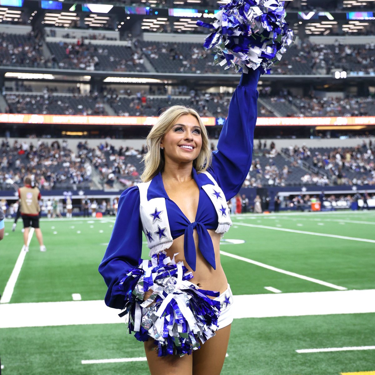 DCCheerleaders's tweet image. Cue the confetti 💖 Happy Birthday, Karley!

@Invisalign | #WinningSmiles