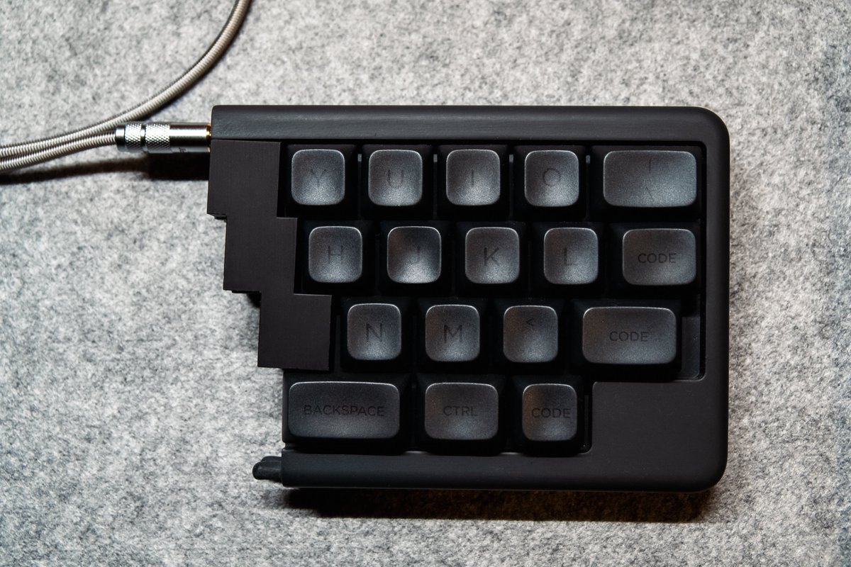 Hottyhottea's tweet photo. #本日のセットアップ #キーボード
#D500 #Atomoph
Keyboard: #Maglit40
Switch:Kailh DeepDea Islet
Keycap:Cannonkeys x Keyreative BoB
Wristrest:@SPECIAL_PARTS_Y
左右分割ロウスタでスタート。
まだハンダつけ初心者だった頃に組み立てたのがこれです。
実は左手基板を壊して、作者さんに助けてもらいました。
懐かしい。
これはケースとスイッチプレートが一体型の構造になっており、販売を考える上でもすごく良くできているなーと感心しっぱなしです。
QAZでも使える仕様なので真ん中のキーは抜いています。
あー、PBS GALAXY欲しいなー。