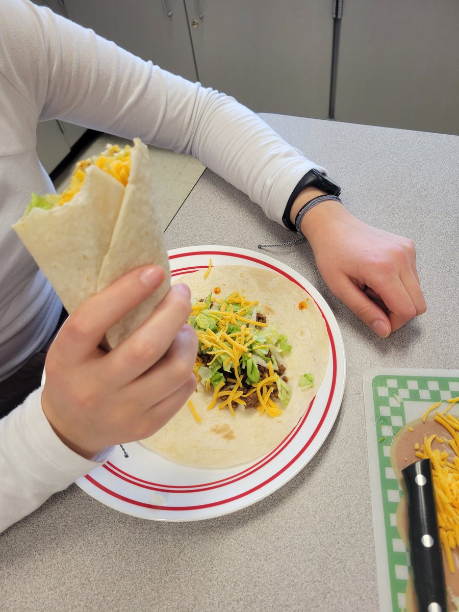 Anderson_FCS's tweet photo. Everyone was all smiles for Taco Tuesday!! Students were so generous that stray freshmen roaming the halls were fed! #LaterGram #CookingClaas #AHSisFamily https://t.co/ykLWU4h4O8