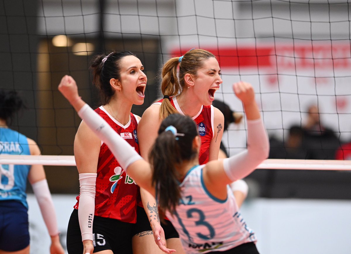 ibbsporkulubu's tweet photo. Bizim Takım❤️💙
#ibbsk #voleybol #hedef #SultanlarLigi https://t.co/Ie1DGN7UyL