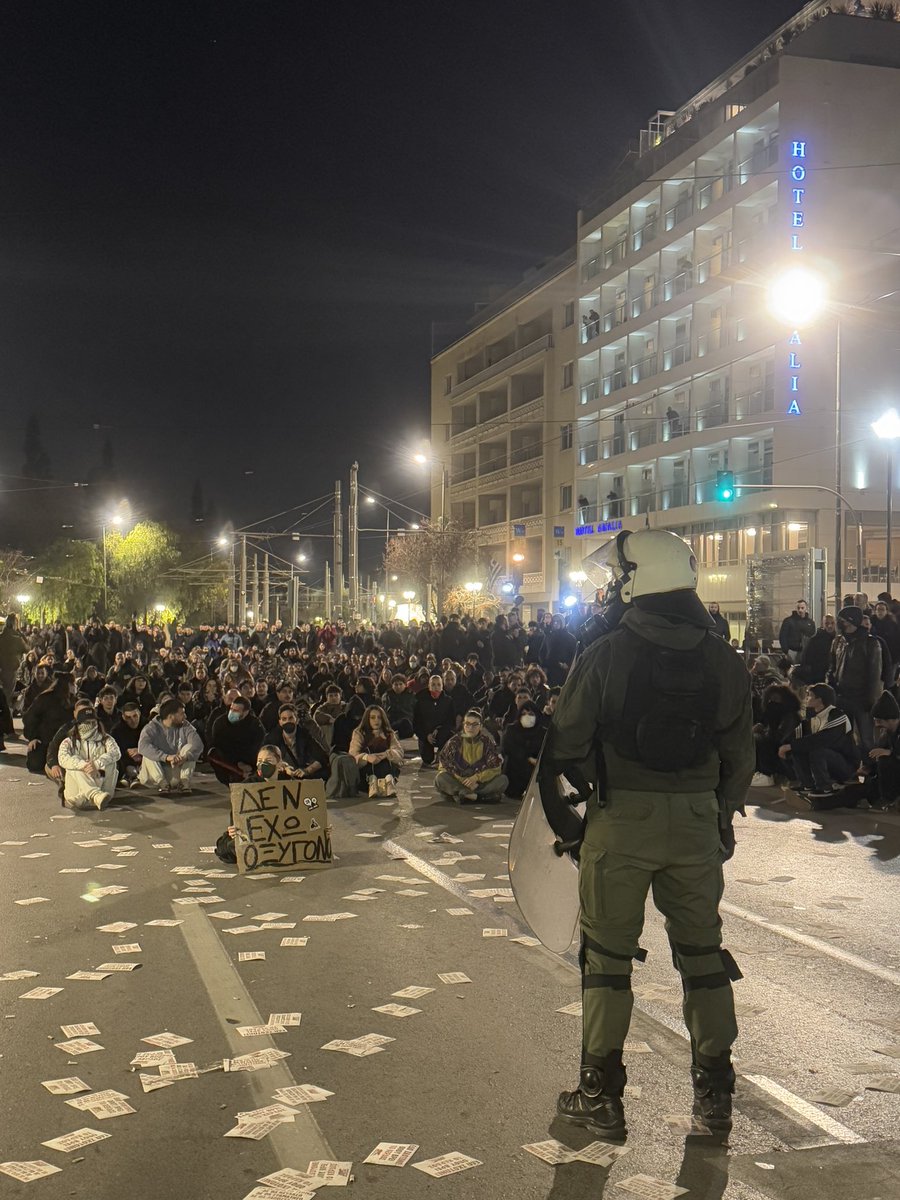 Καθιστική διαμαρτυρία μπροστά στα ματ στη διαδήλωση για τα #Τέμπη.
«Μην μας χτυπάτε είμαστε άοπλοι, ελάτε μαζί μας»