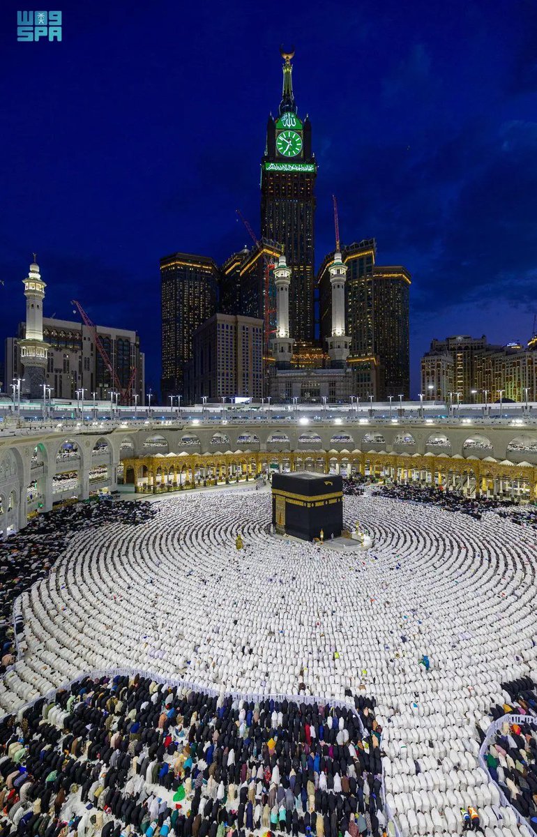 مشهد مهيب..

البيت العتيق.. قبلة المسلمين يفيض نورها في شهر الرحمة.

-