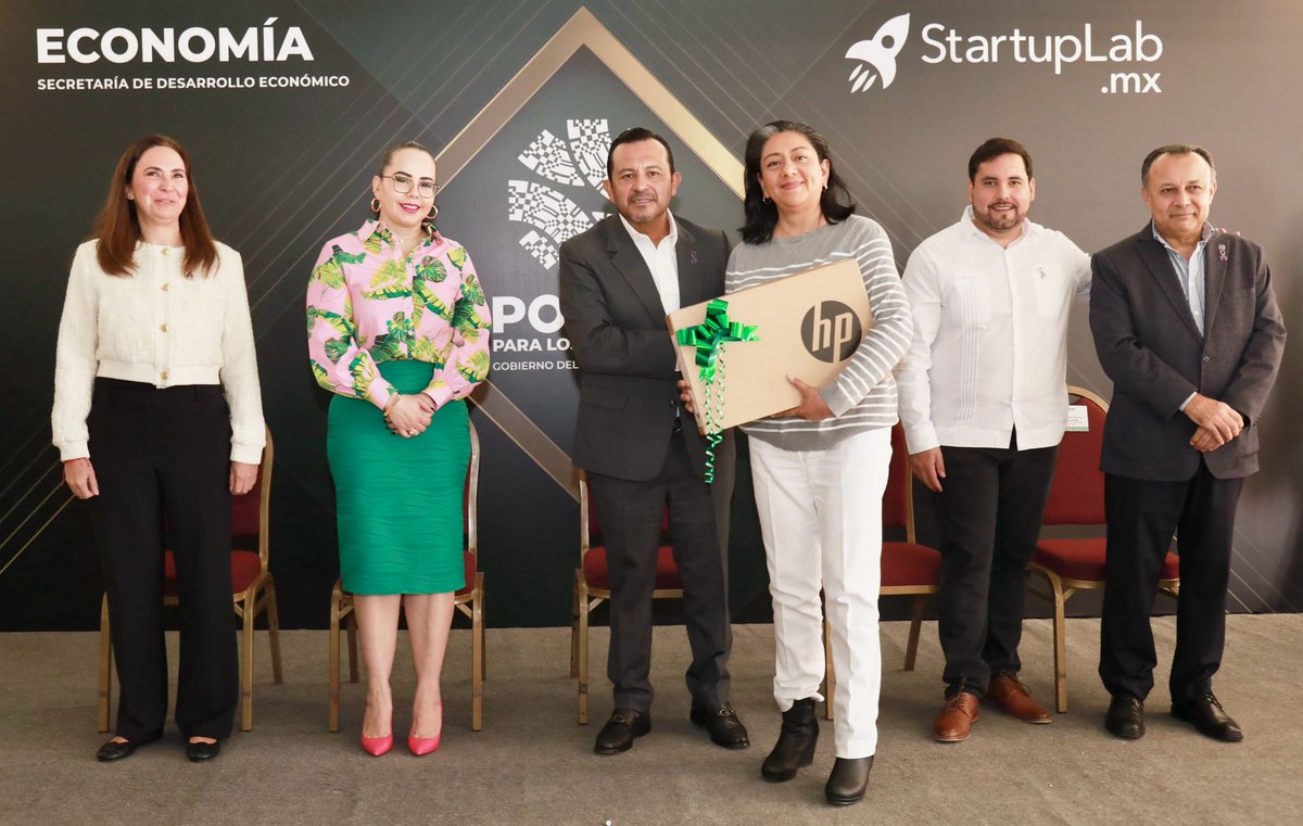 sedecoslp's tweet photo. 🚀💼 En representación del Gobernador @RGC_Mx nuestro Titular Jesús Salvador González Martínez encabezó la entrega de equipos a emprendedores que forman parte del programa "Transformación Digital para MIPYMES y Emprendedores", con el objetivo de fortalecer el comercio local. https://t.co/l5BSpbG9Z9