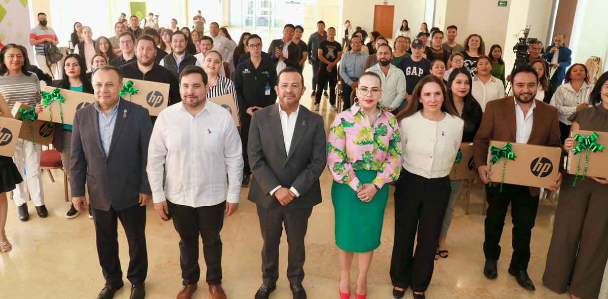 sedecoslp's tweet photo. 🚀💼 En representación del Gobernador @RGC_Mx nuestro Titular Jesús Salvador González Martínez encabezó la entrega de equipos a emprendedores que forman parte del programa "Transformación Digital para MIPYMES y Emprendedores", con el objetivo de fortalecer el comercio local. https://t.co/l5BSpbG9Z9