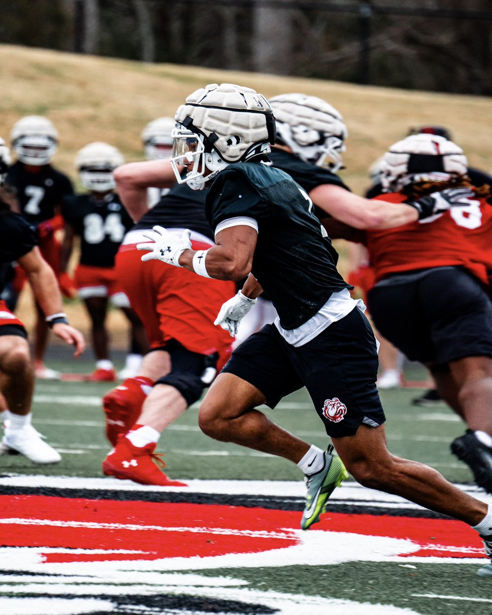 GWUFootball's tweet photo. 𝐅𝐢𝐫𝐬𝐭 𝐃𝐚𝐲 𝐎𝐮𝐭

#EDGE | #SkoDawgs https://t.co/3FKqvOyKKF