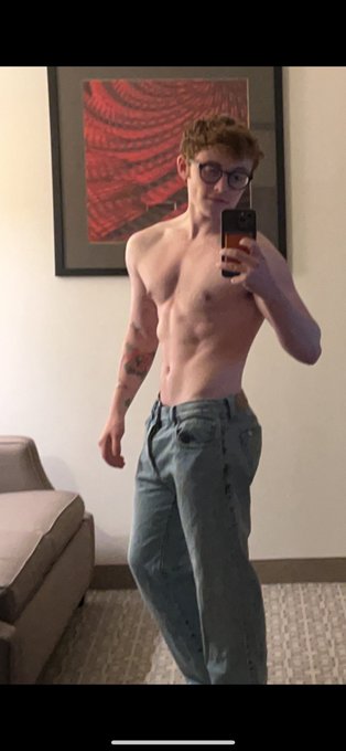 Blurry but I love these jeans https://t.co/OGM4hTEk4e
